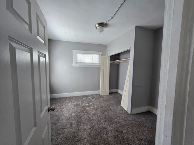 Building Photo - 5 Bedroom House