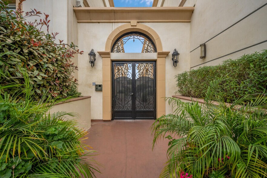 Building Photo - 7403 S Sepulveda Blvd