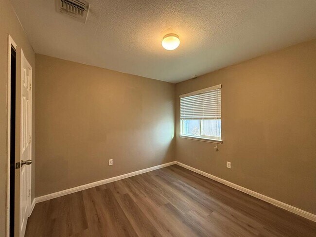 Building Photo - 18017 Busby Dr