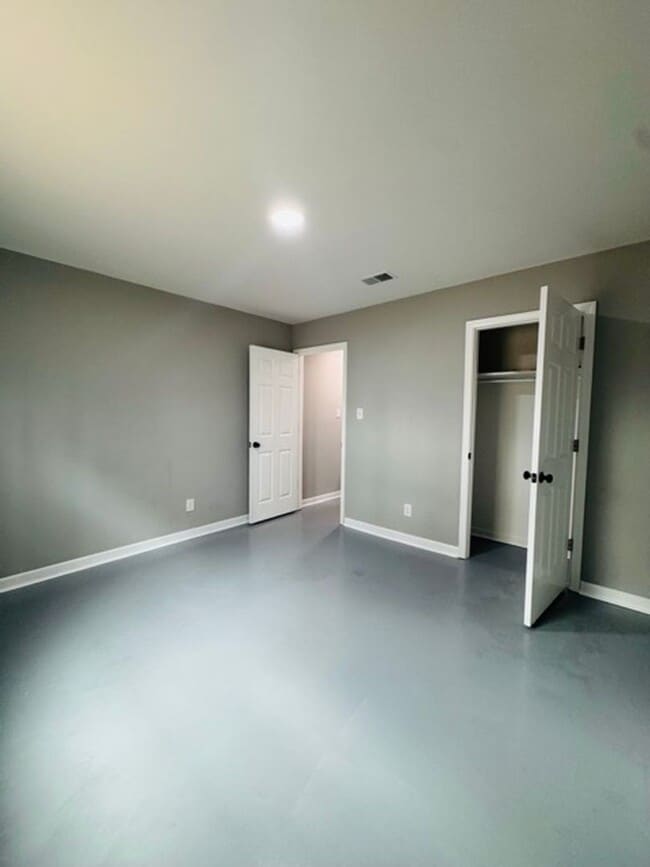 Building Photo - Freshly Remodeled & Move-In Ready!