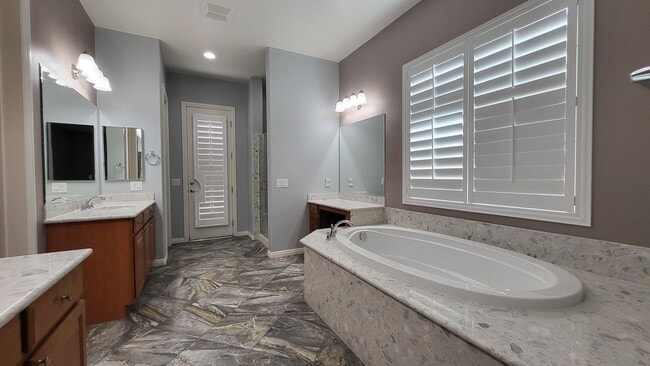 Building Photo - 5 bedroom, 4 bathroom home with a Casita