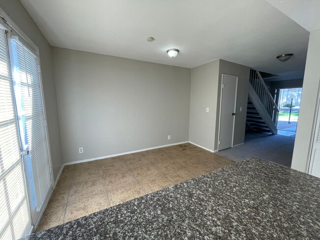 Building Photo - Amazing 2 Bedroom 1.5 Bath Townhome!