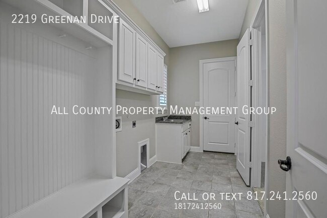 Building Photo - 2219 Greenan Dr