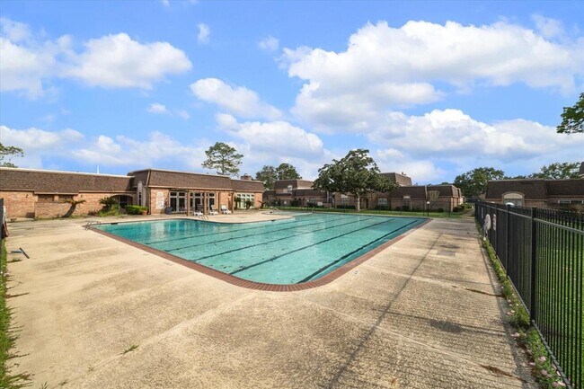 Building Photo - 2825 Camelot Ln