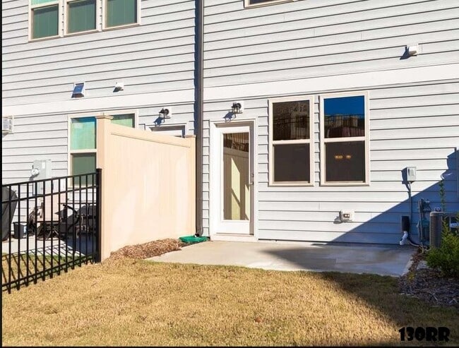 Building Photo - 130 Rubrum Dr
