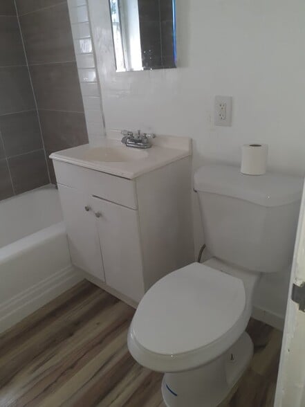 Bathroom - 1937 Madison St