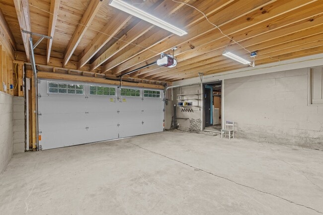 Building Photo - Beautifully Renovated 3 Bedroom 2.5 Bath H...