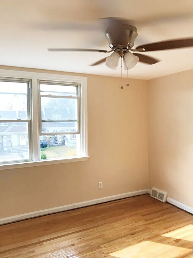 Building Photo - Stunning 3-Bedroom Townhome in East Oak Lane! Available NOW!