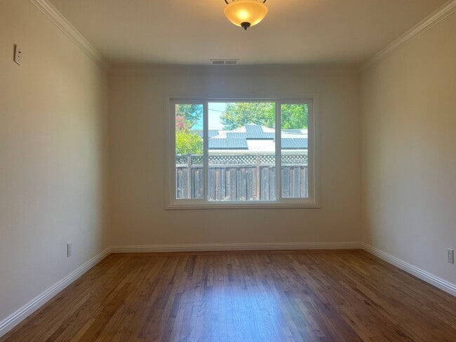 Building Photo - MENLO PARK - Well Maintained Home In Desir...