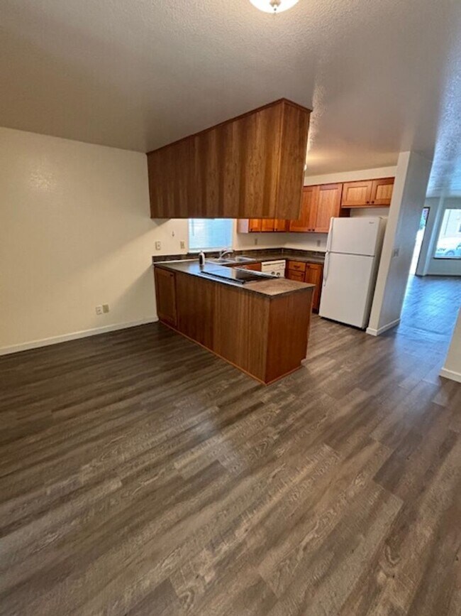 Building Photo - Prime Orting Townhome