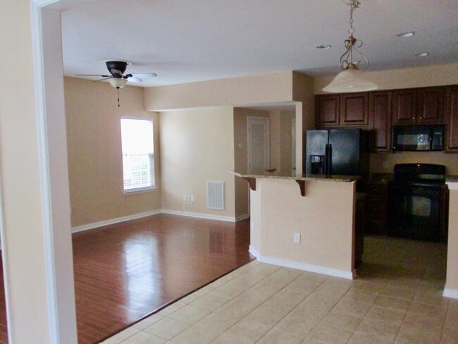Building Photo - Three bedroom, 2 1/2 bath, 1776 sq. ft.tow...