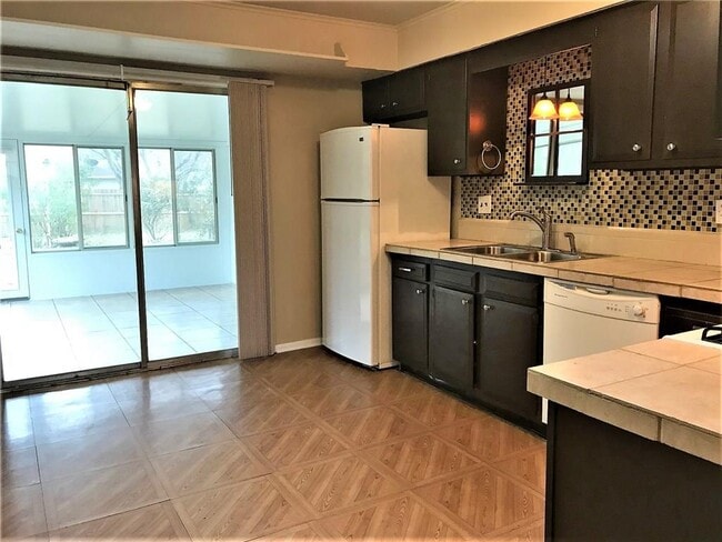 Building Photo - 1304 W Sunset Dr