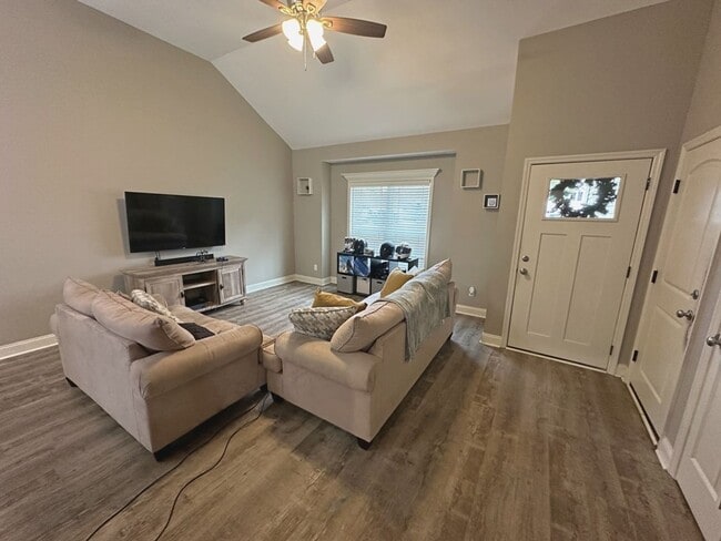 Building Photo - Charming 3-Bedroom Home Near Moody AFB with Modern Amenities and Fenced Backyard