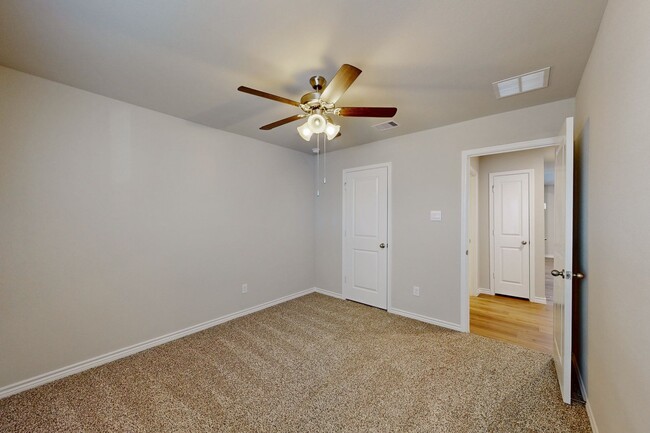 Building Photo - 3 Bedroom 2 bath with Home Office and 2 ca...