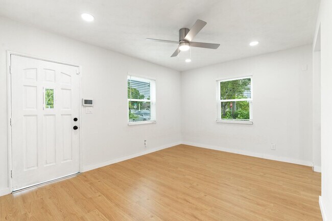 Building Photo - 1640 NW 6th Ave