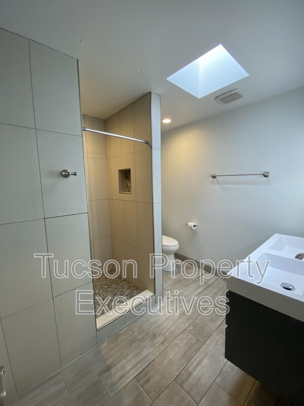 Building Photo - 1421 E Drachman St