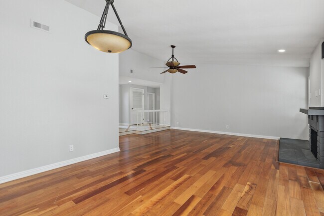 Building Photo - 910 Daisy Ave