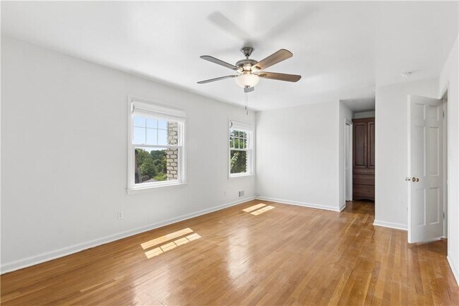 Building Photo - 800 Glenairy Dr NE