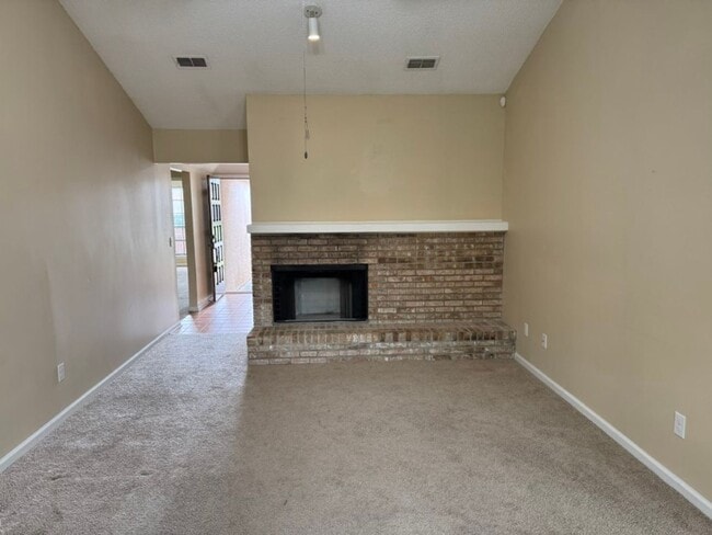 Building Photo - Home For Rent