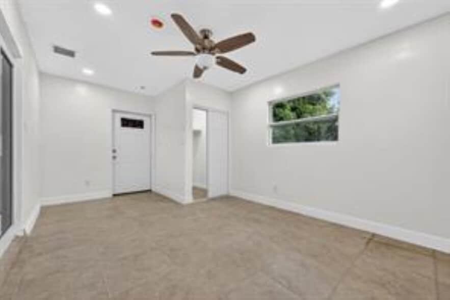 Building Photo - 5340 NE 17th Ter