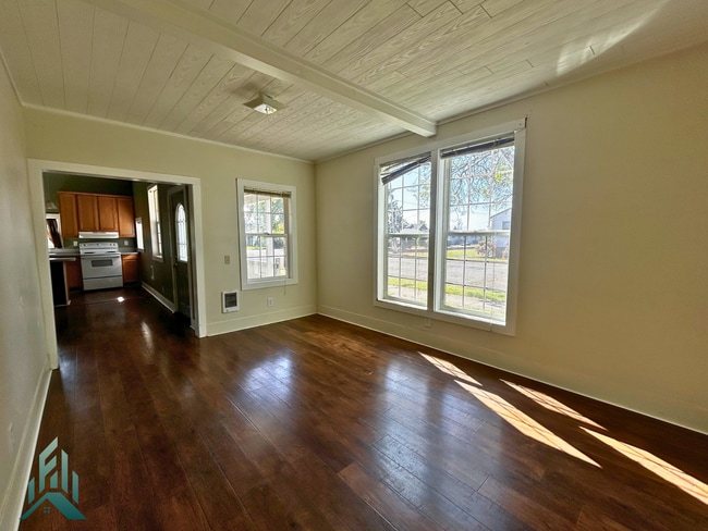 Building Photo - 3 bedroom, 1 bath cozy home