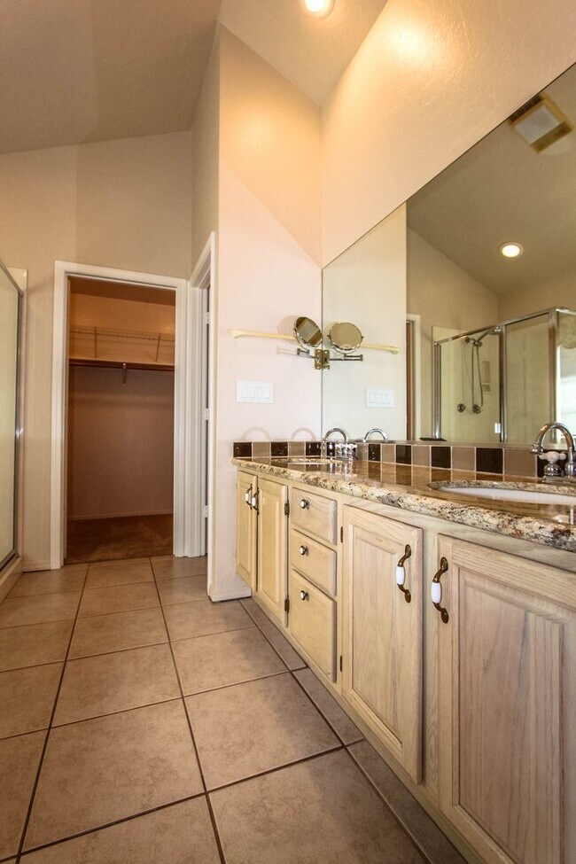 Building Photo - 653 Golden Hawk Dr