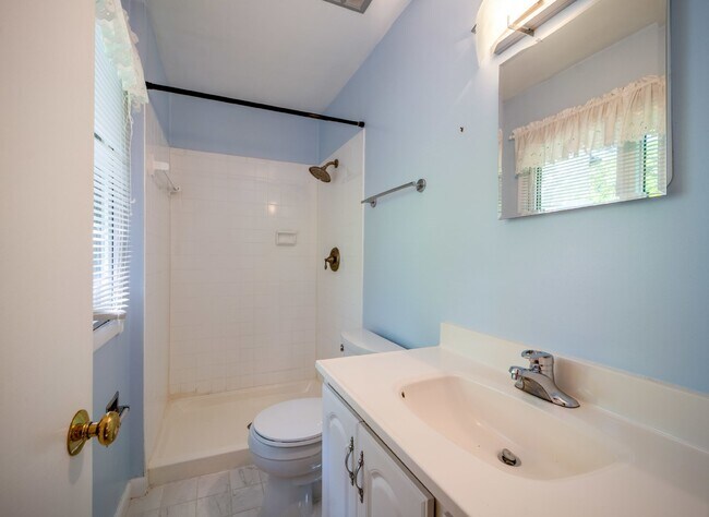 Building Photo - Renovated townhouse backing to trees with loads of privacy!