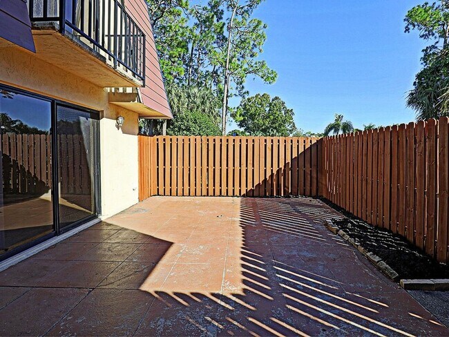 Building Photo - Parkwoods 1556-1