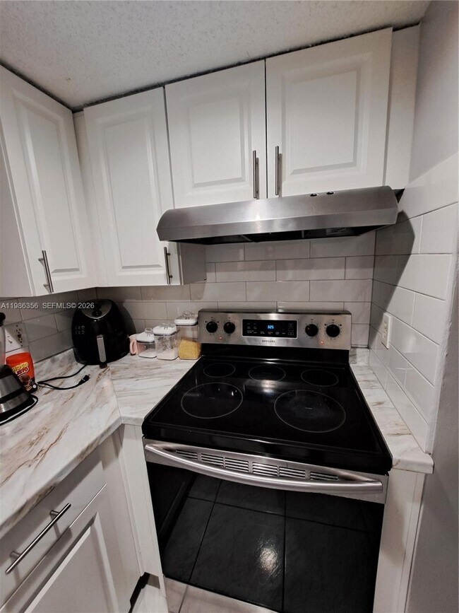 Building Photo - 9708 SW 138th Ave