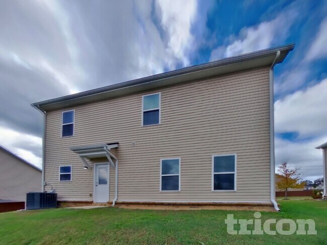 Building Photo - 2245 Bee Hive Dr