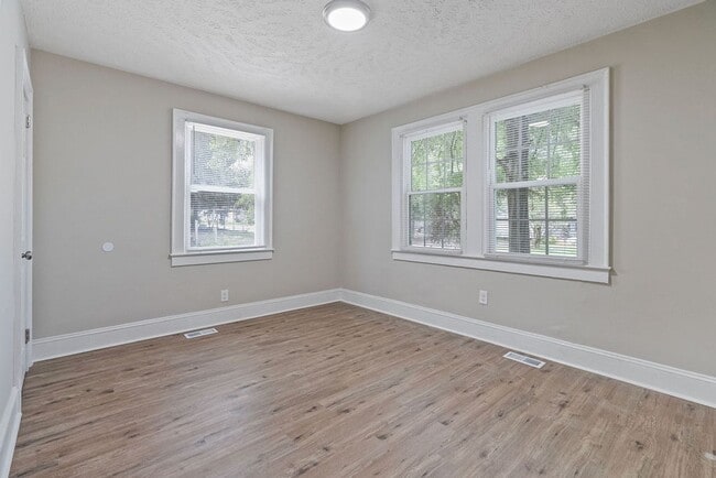 Building Photo - 207 Windsor Dr