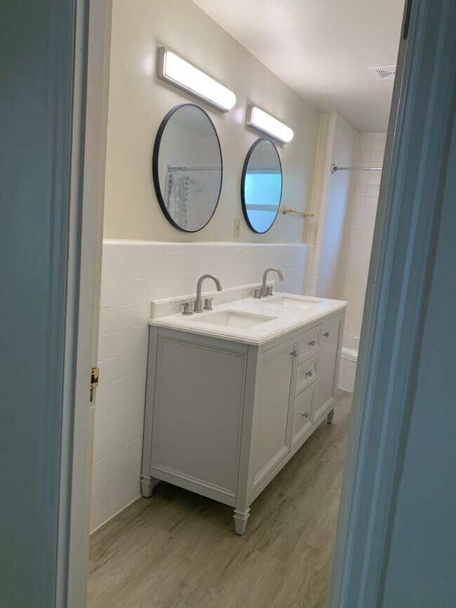 Building Photo - Updated 4 Bedroom ~ 1 Bathroom House Near ...