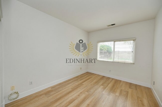 Building Photo - 6083 E Andrews Ave