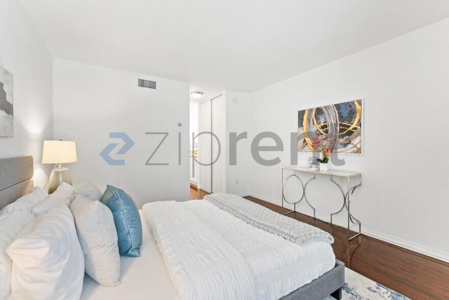 Building Photo - 5257 Radford Ave