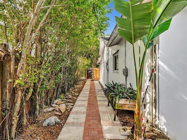 Building Photo - 899 NW 6th Dr