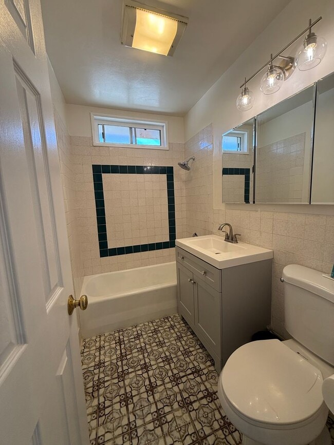 Building Photo - AWESOME 3 BEDROOM 1 BATH HOME