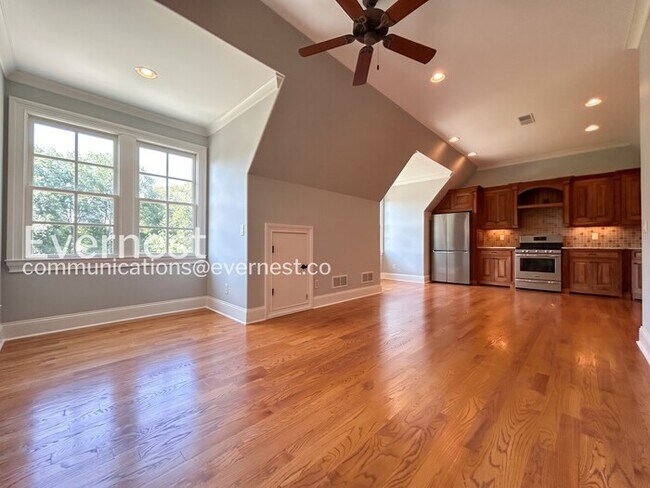 Building Photo - Spacious 7 Bed/8 Bath Home with Garage / Pet-Friendly / Available Now!