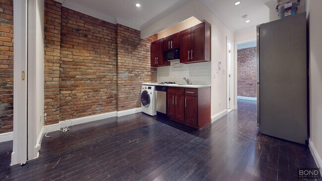 Building Photo - 610 E 9th St