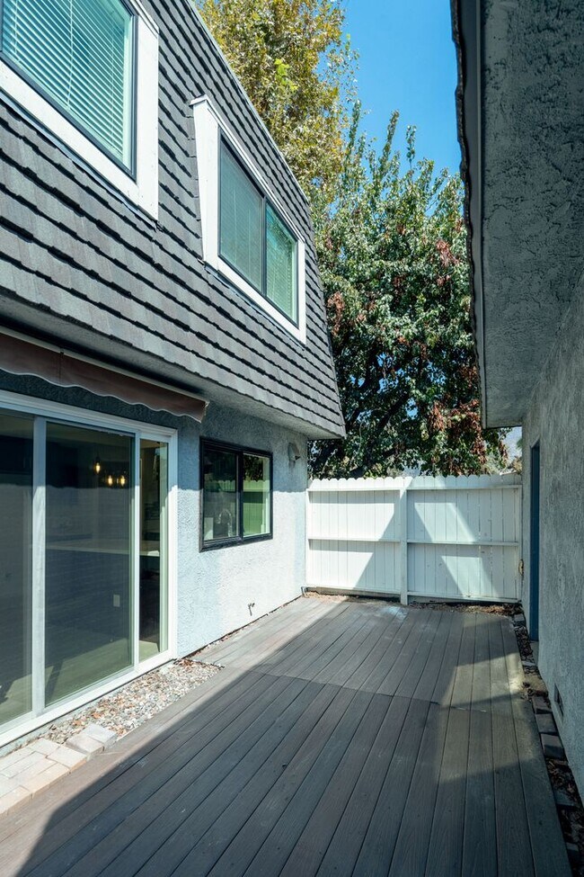 Building Photo - 2600 Huntington Dr