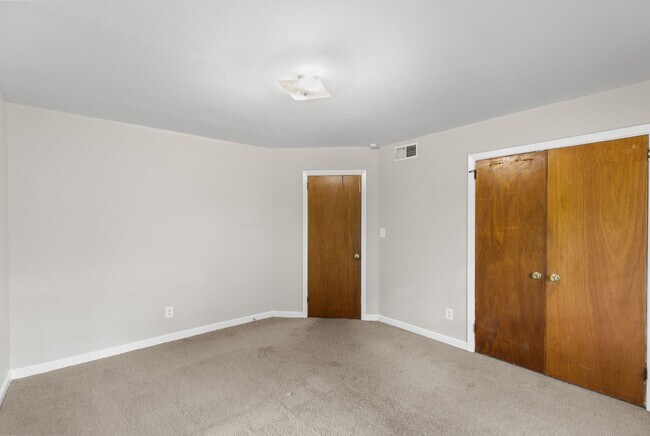 Building Photo - Celeste Manor - 1 Bedroom / 1 Bathroom Apartment