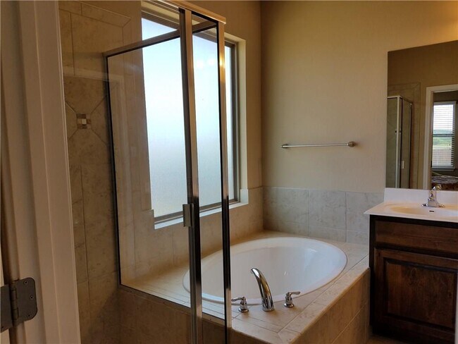 Building Photo - 743 Easton Dr