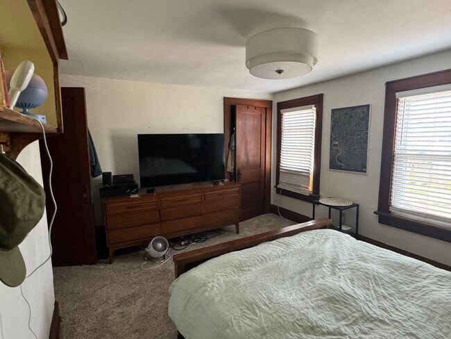 Building Photo - 265 E Markison Ave