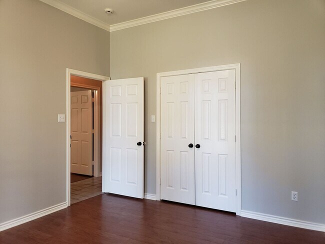 Building Photo - 3106 Lake Forest Dr