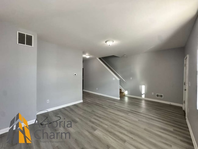 Building Photo - 4 Bedroom Home with Fenced Yard and Eat In Kitchen on Linnard Street