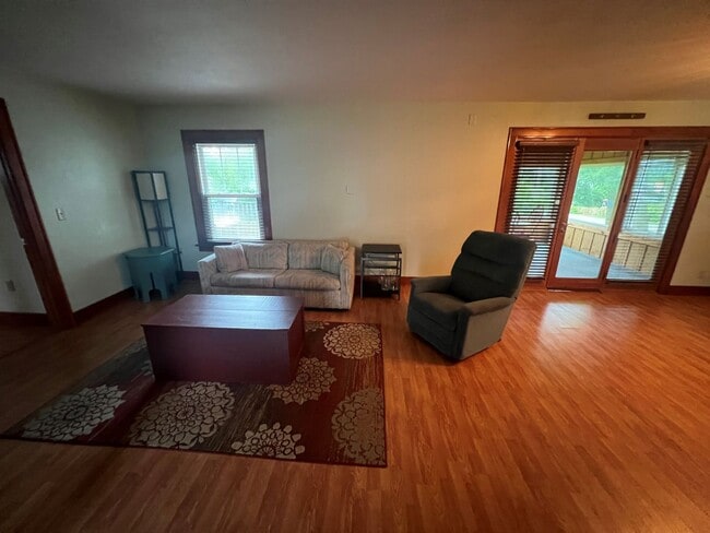 Building Photo - 3 bedrooms, 3 Full Bathrooms on the channe...