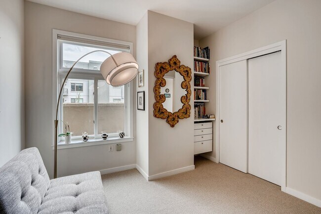 Building Photo - 2BDR Condo w/ AMAZING private patio & amenities!