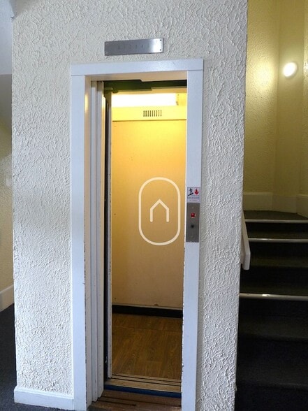 Building Photo - 869 Beacon St