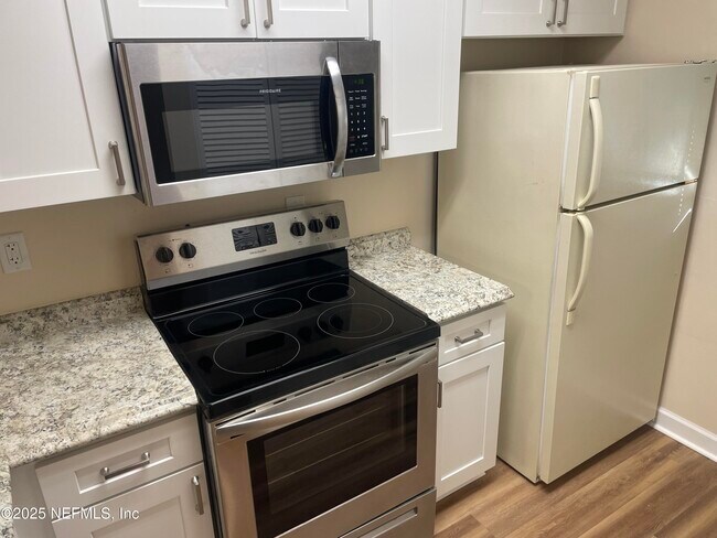 Building Photo - 85 Debarry Ave