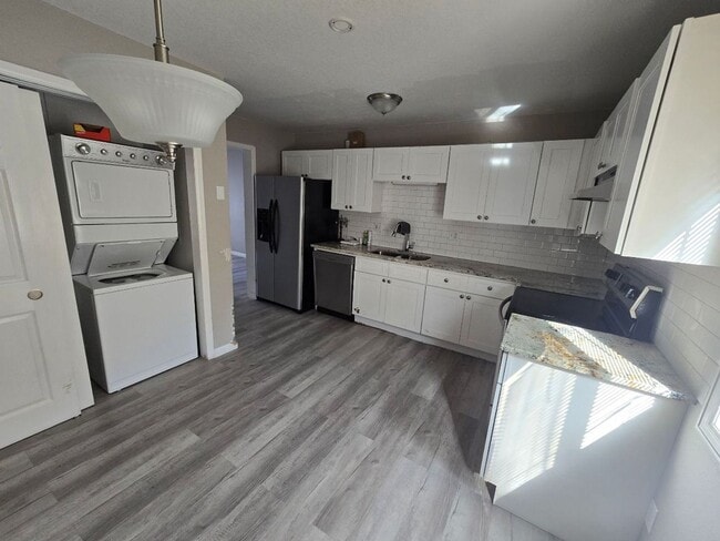 Building Photo - For Rent – Beautifully Remodeled 2-Bedroom...