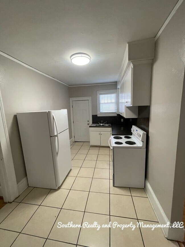 Building Photo - Newly Renovated Duplex